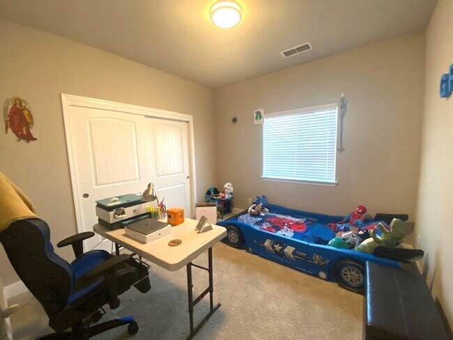 Building Photo - Luxury Townhome in West Redding!
