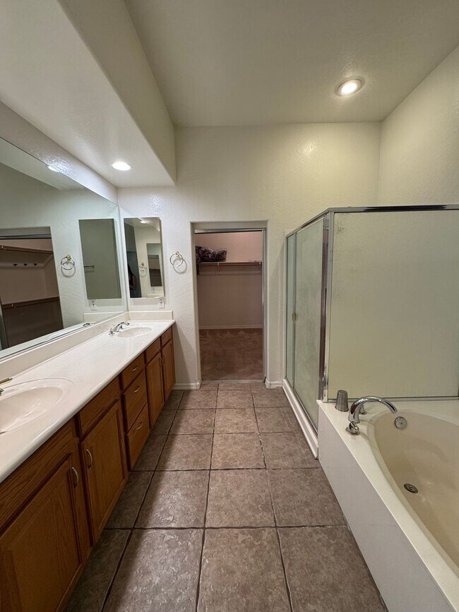 Building Photo - ***1st month's rent 1/2 off** 4BD / 3BA Chandler Home for Rent!