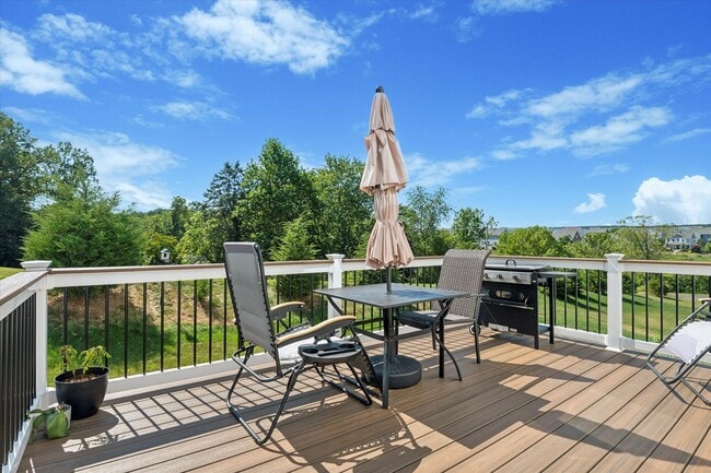 Building Photo - Beautifully Upgraded 4B/3.5B Home with Dec...