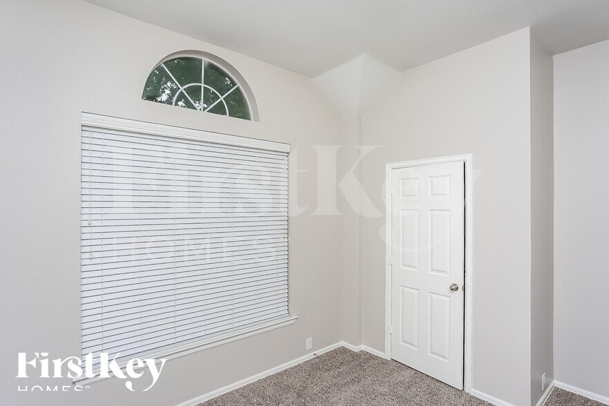 Building Photo - 2852 Maple Creek Dr