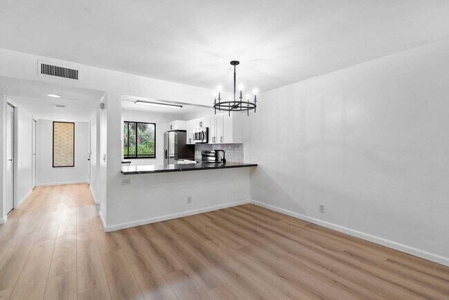 Building Photo - 341 Lakeview Dr