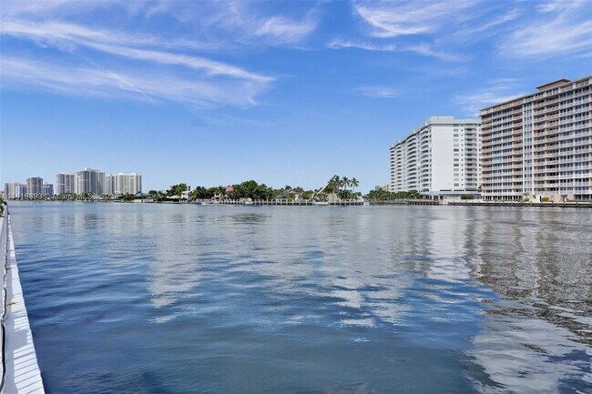 Building Photo - 1913 S Ocean Dr