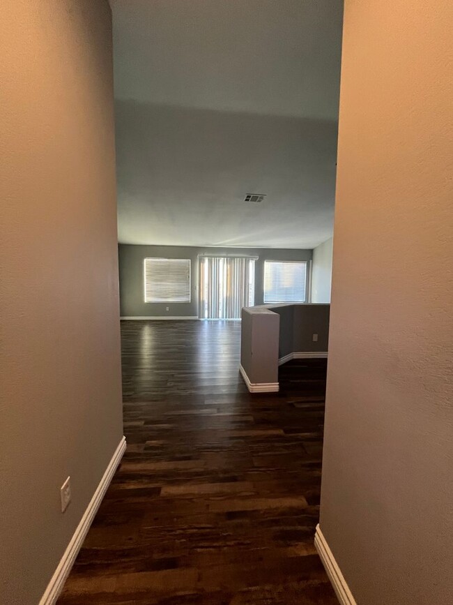 Building Photo - 3 Bedroom 2 Bath home in Victorville .. Ap...