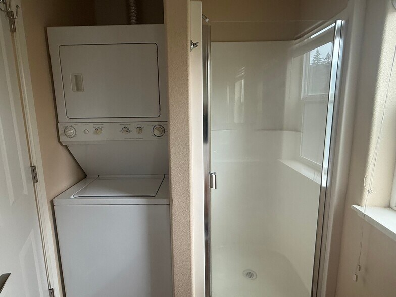 Building Photo - 1 NE Fairview Ave