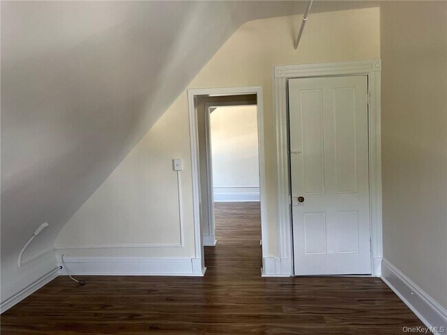 Building Photo - 100 Lake Rd