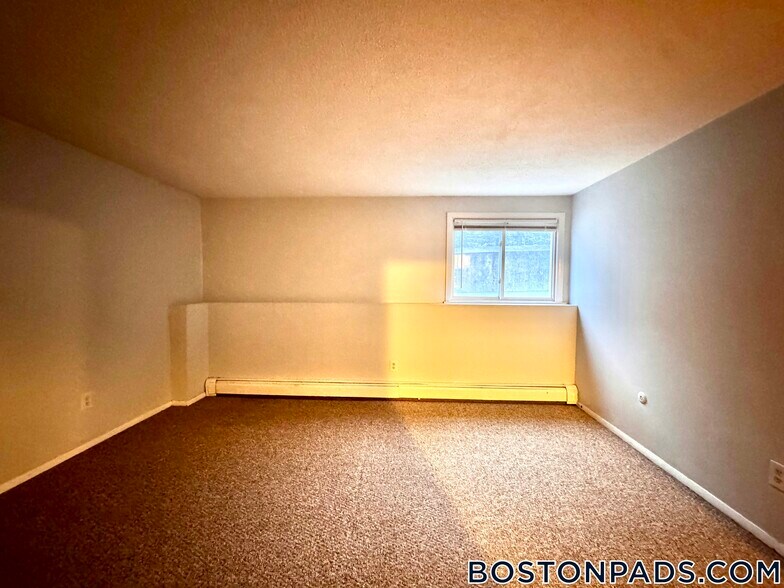 Building Photo - 715 N Main St