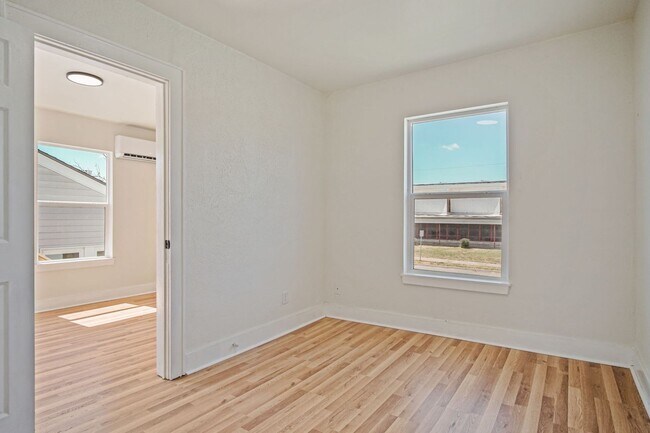 Building Photo - Modern 1-Bedroom Apartment with Thoughtful Design