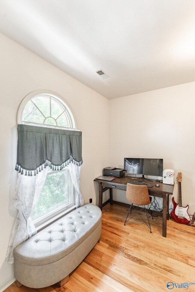 Building Photo - 15033 Greentree Trail SE