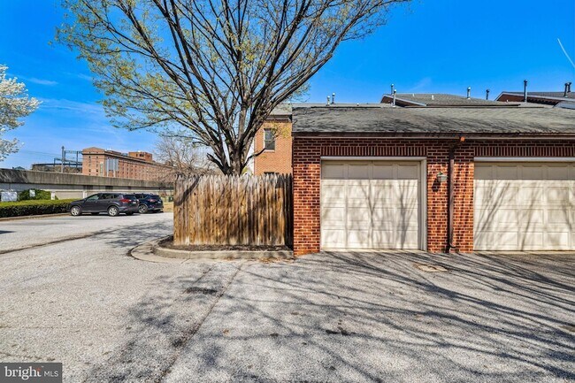 Building Photo - 211 W Hill St