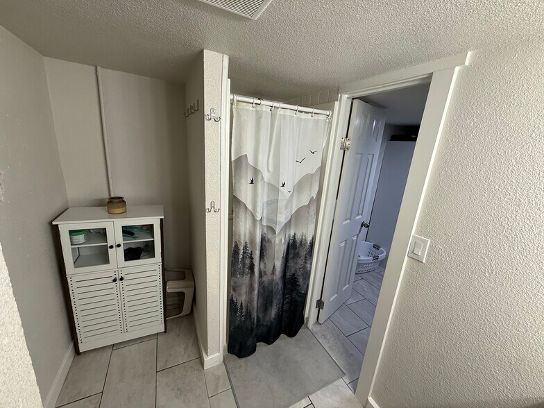 Building Photo - 1124 S Powerline Rd