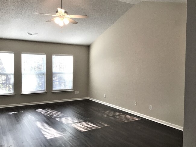 Building Photo - 5037 Thornton Dr