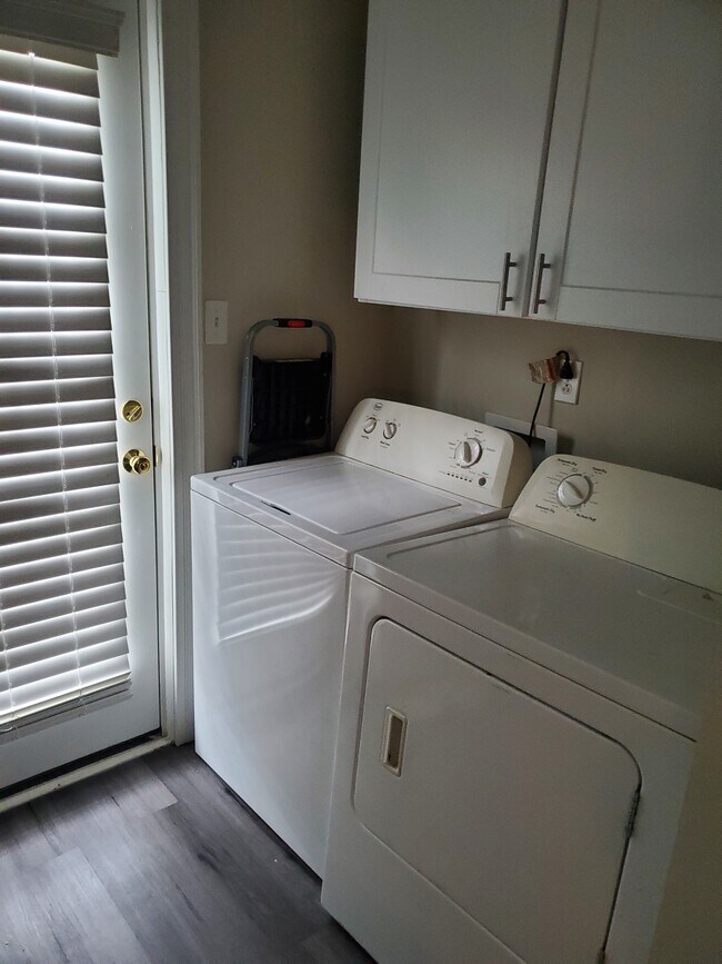 Building Photo - 2100 Sherwood St