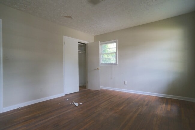 Building Photo - 435 S Barnett Shoals Rd