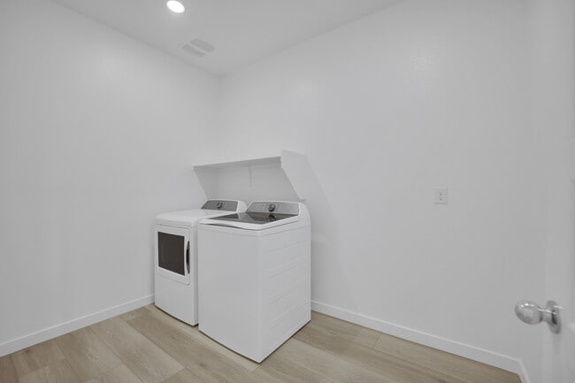 Building Photo - 4000 Richmar Butte Ave