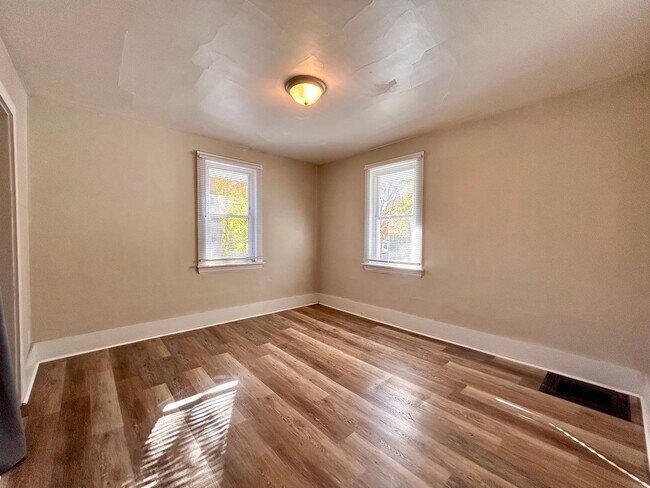 Building Photo - Grand 836/838