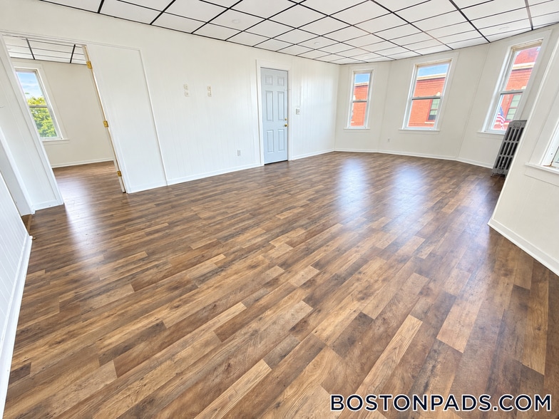 Building Photo - 2 Chapin St