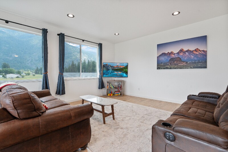 Building Photo - 228 Jensen Rd