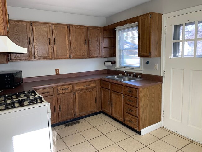 Building Photo - 4-Bed Single Family Home Available Now