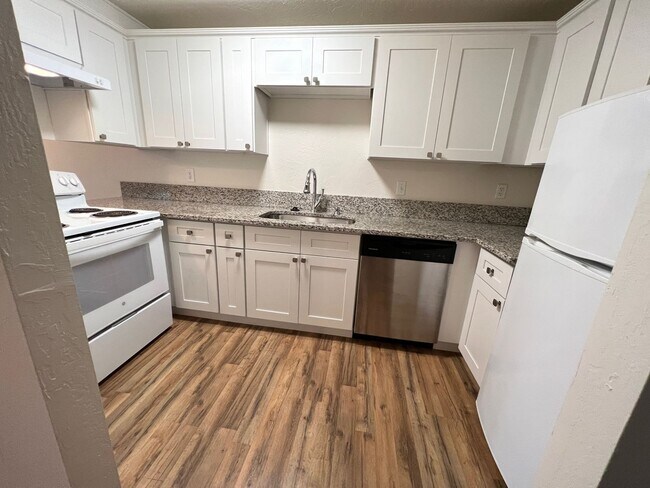 Building Photo - 2 Bedroom Condo in Lake Oswego