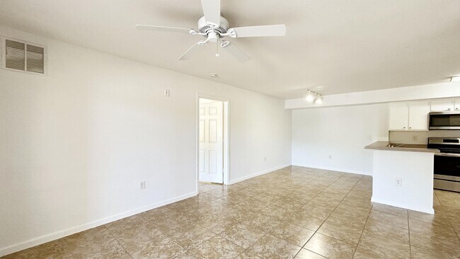Building Photo - 191 SW Palm Dr