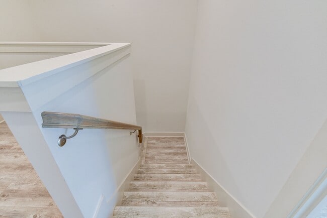 Building Photo - 2719 Oakwood Crst Ln