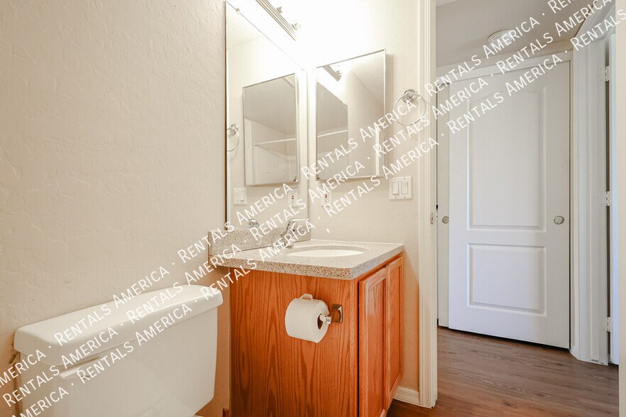 Building Photo - 3716 E University Dr