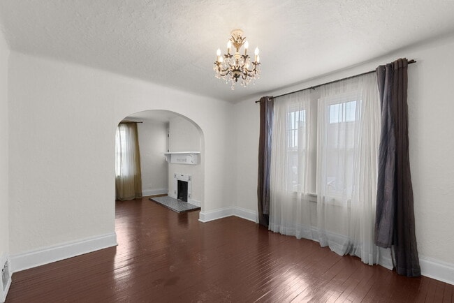Building Photo - "Charming Brentwood house 2 bedrooms 1 Bathoom, Prime Location!"