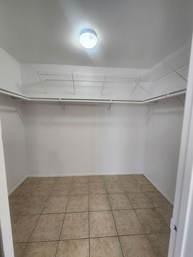 Building Photo - 3 Bedroom 2Bath- A Must See!