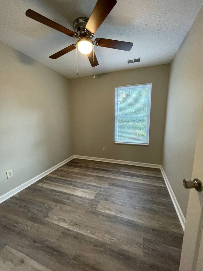 Building Photo - Newly Renovated 2 story 3 Bedroom and 1 ba...