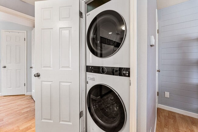 Building Photo - Updated 1 BDR with loft in Gunbarrel