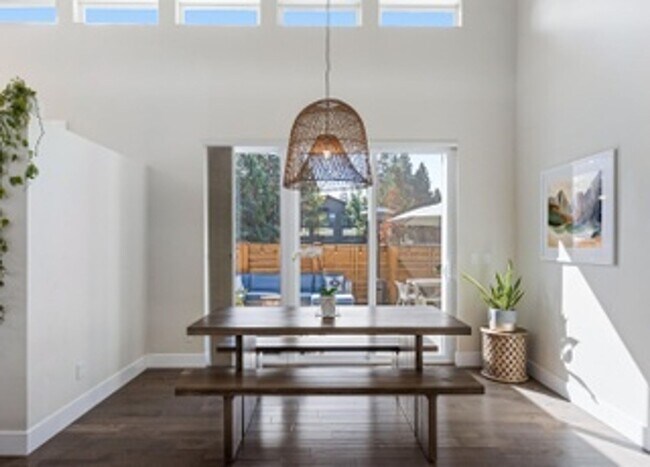 Building Photo - Beautiful Mid-Century Modern Home with lot...