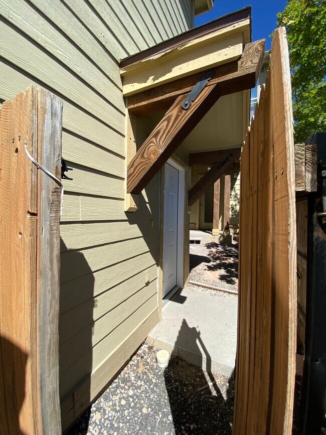 Building Photo - 1402 E Scarlet Dr