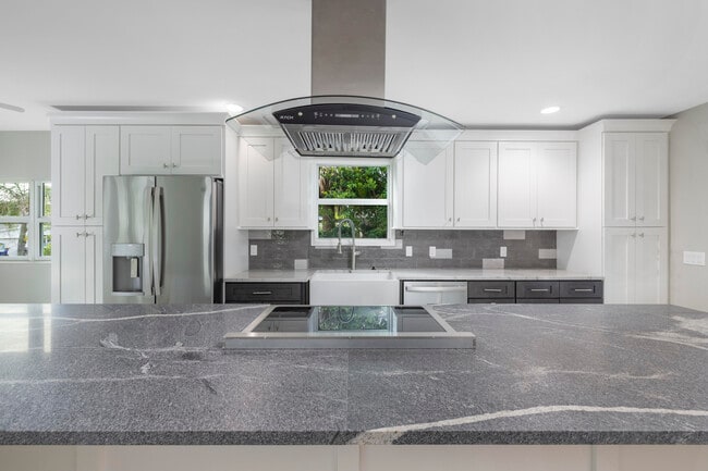 Building Photo - 1036 NE Wright Ave