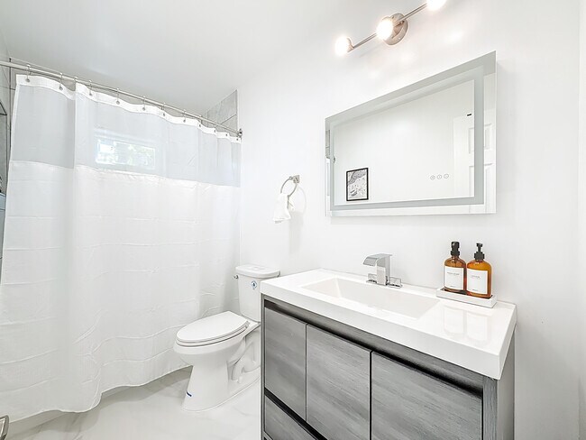 Building Photo - 635 Kingbird Cir