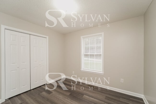 Building Photo - This charming home is move-in ready