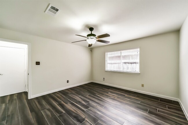 Building Photo - 2511 Pine Cone Dr