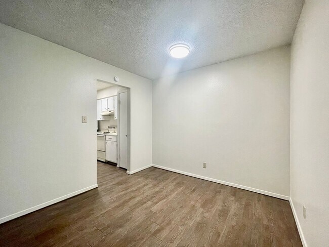 Building Photo - Spacious 2 Bedroom Apartment - Parking - N...