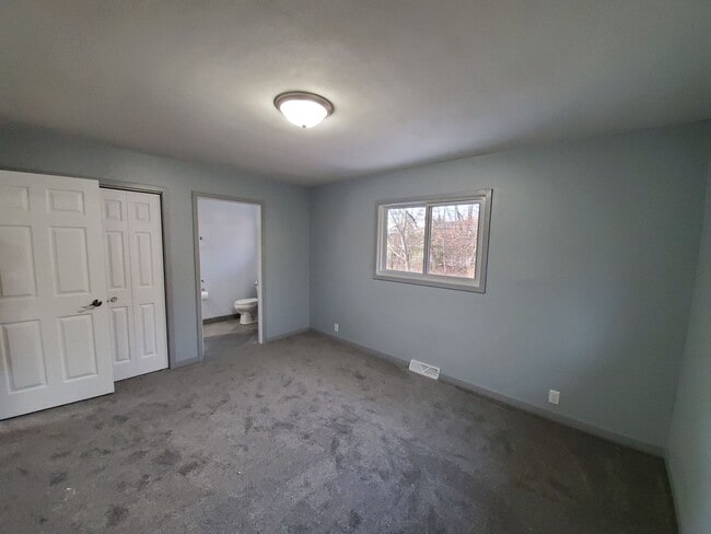 Building Photo - Private 3 bedroom home