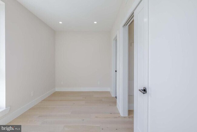 Building Photo - 722 Kenyon St NW