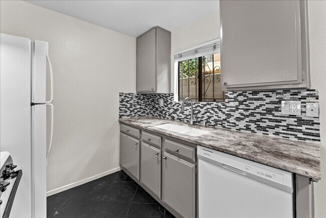 Building Photo - 392 Coronado Ave