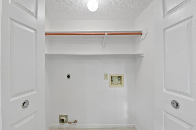 Building Photo - 9811 Arrowgrass Dr