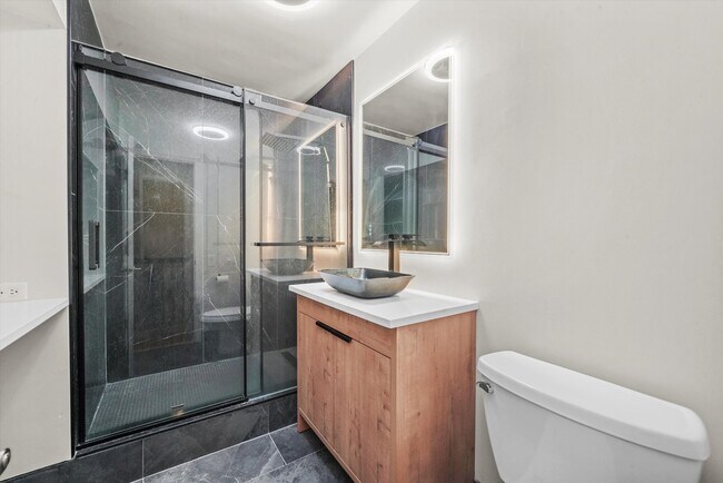 Building Photo - 406 S Lageschulte St