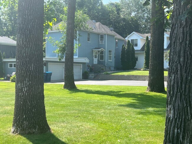 Building Photo - Charming Forest Lake View - Includes UTILITIES