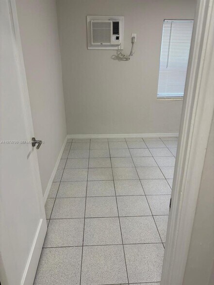 Building Photo - 510 Santander Ave