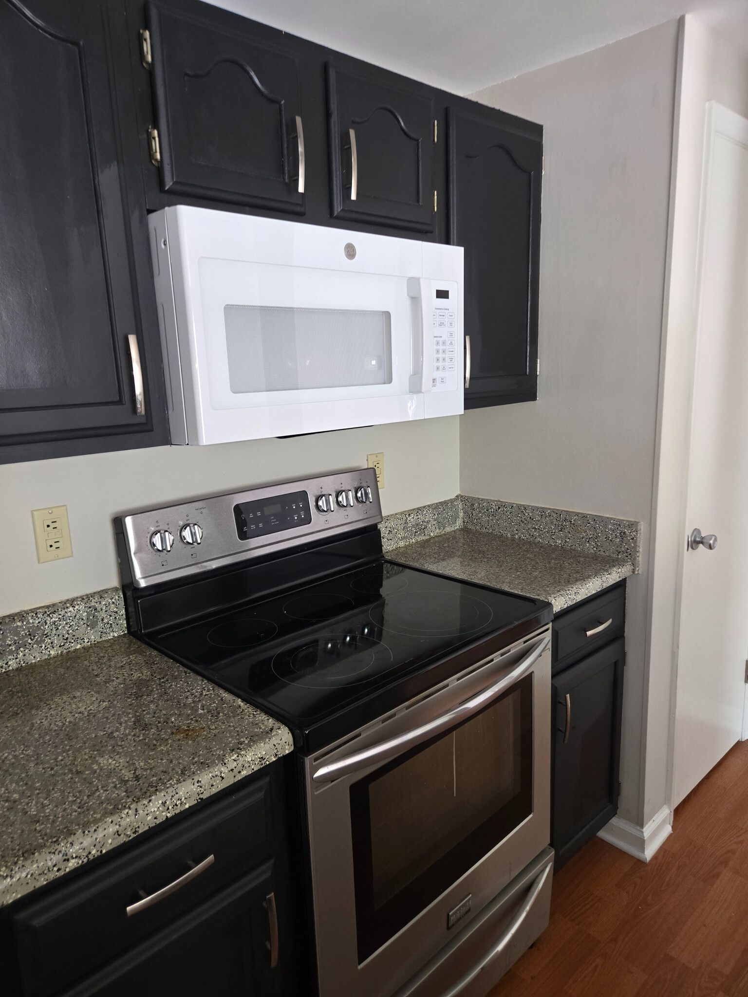 Building Photo - Room in Apartment on Arlyn Cir