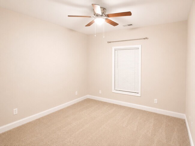 Building Photo - 547 Southern Cross Dr