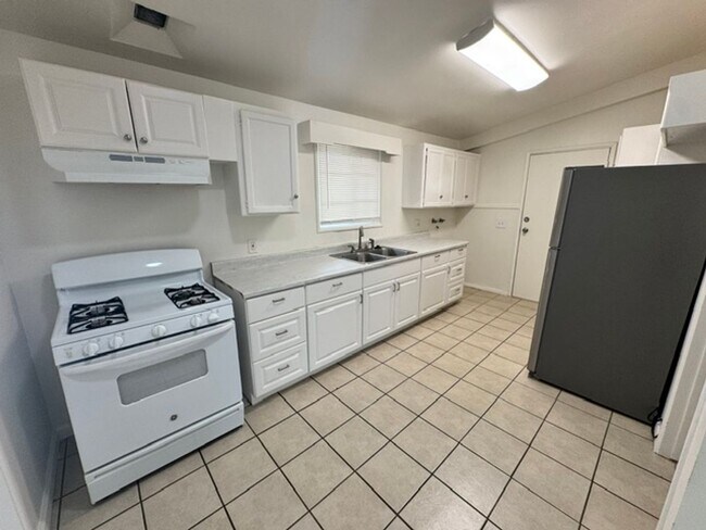 Building Photo - Remodeled 4+2 In Quiet Neighborhood - $2700