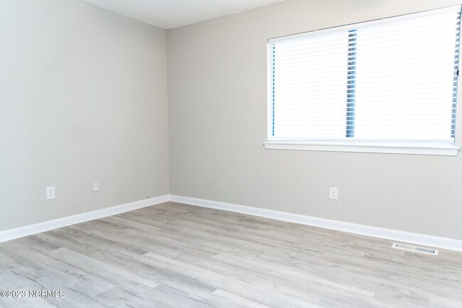 Building Photo - 7195 Sandy Creek Dr