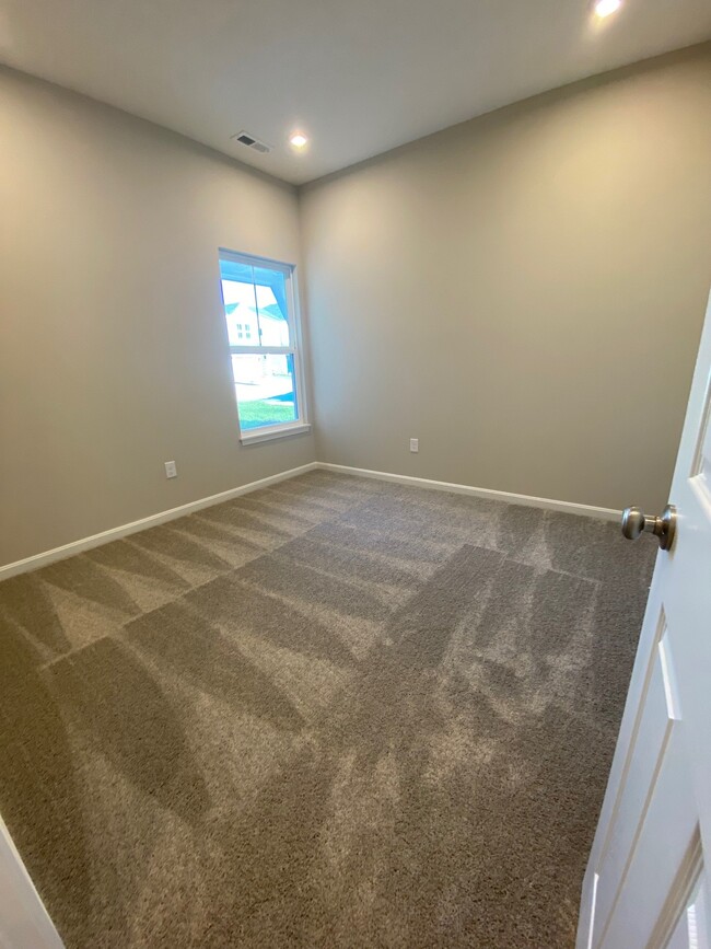 Building Photo - 1511 Summerview Ln