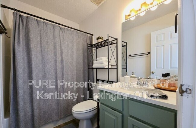 Building Photo - 305 Williamsburg Dr